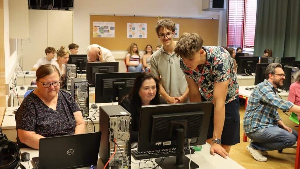 Begegnungen Ein Bild mit alten und jungen Menschen wie sie zusammen im IT-Saal des ZBG arbeiten