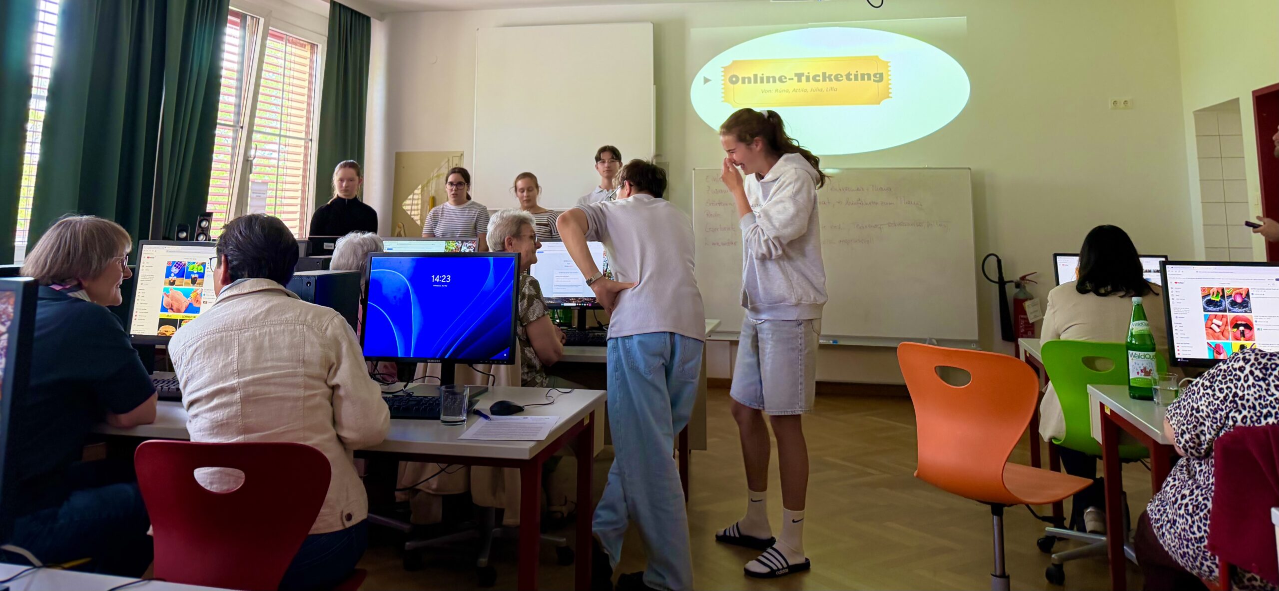 Begegnungen3 Ein Bild mit alten und jungen Menschen wie sie zusammen im IT-Saal des ZBG arbeiten